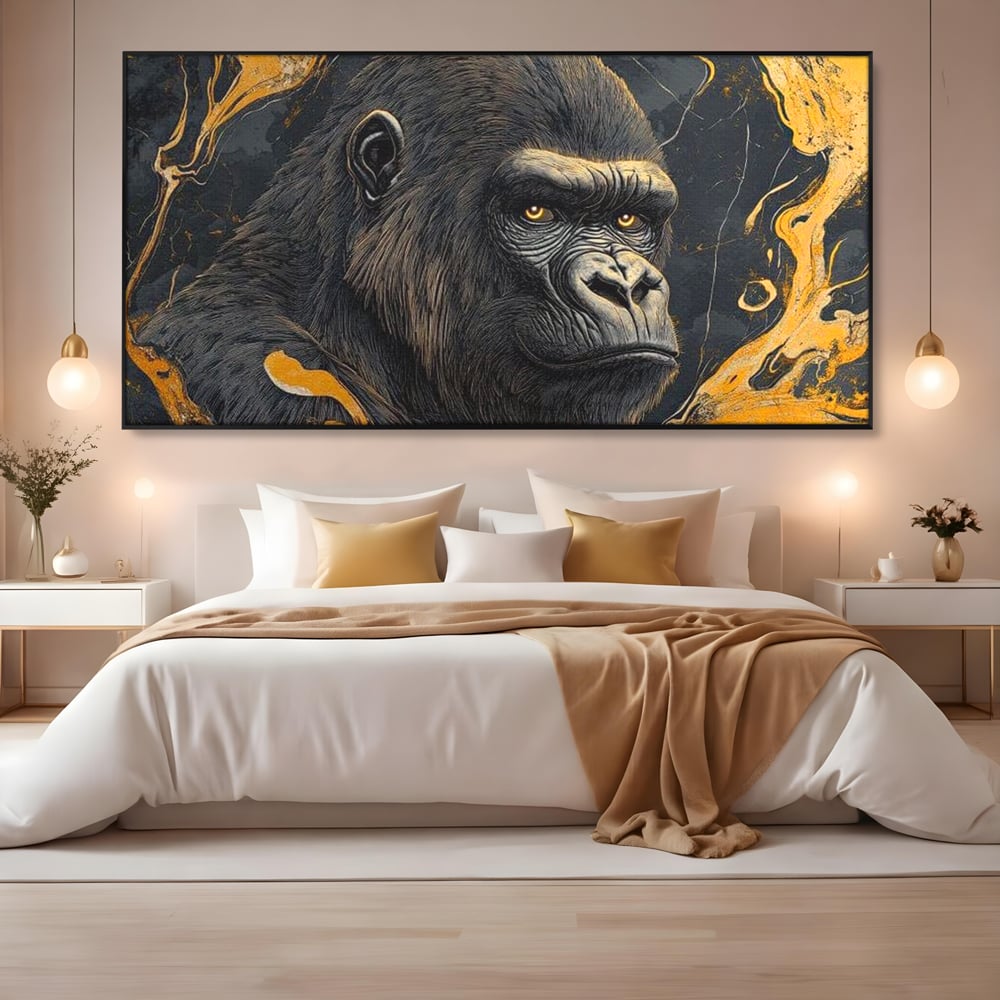 Tablou canvas cu tablou canvas cu gorila si detalii aurii, in rama de aluminiu negru, pe perete intr-un dormitor